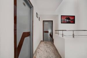 Super Collection O Vaishno Devi Temple Formerly Hotel The Leaf的电视和/或娱乐中心