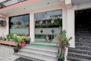 Super Collection O Vaishno Devi Temple Formerly Hotel The Leaf的门面或入口