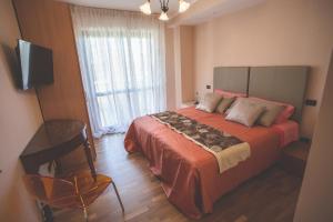 Un dormitorio con una cama grande y una ventana. en Villa Malù, en Citta' Sant'Angelo