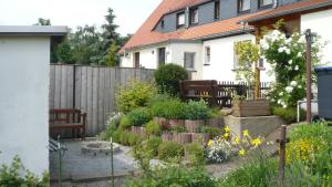 een tuin voor een huis met een hek bij Ferienhaus Wille in Bautzen