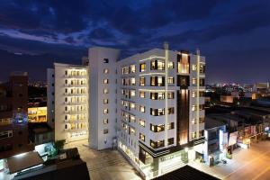 Un gran edificio blanco de noche con luces encendidas. en CHECK inn SELECT Hualien LinSen, en Hualien City