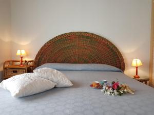 ドンナルカータにあるTerrazzo sul mareのベッド1台(枕2つ、花皿付)