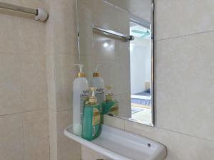 un baño con lavabo y espejo en Nhật Huy 401DM2, en Hanói 37 fotos más