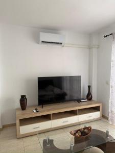 TV a/nebo společenská místnost v ubytování Arcoiris Paradise A 300 metros de la playa ,piscina y parque infantil