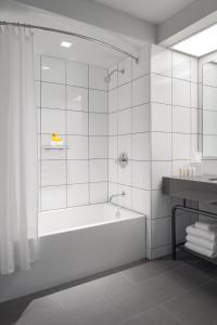 Kylpyhuone majoituspaikassa Fordson Hotel, in the Unbound Collection by Hyatt