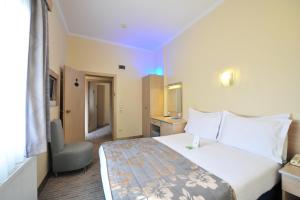 سرير أو أسرّة في غرفة في فندق اوليمبيات