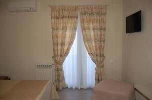 A television and/or entertainment centre at Hotel Marelba