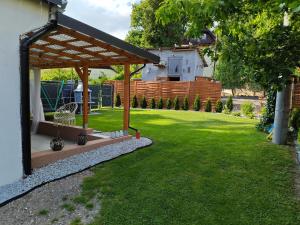 Κήπος έξω από το Apartamenty u Gumisia "Gumisiówka" mała agroturystyka Kłodzko Jaszkowa Górna