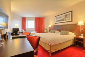ロワシー・アン・フランスにあるGolden Tulip CDG Airport Roissyのベッドとリビングルームがあるホテルの部屋 +65枚の写真