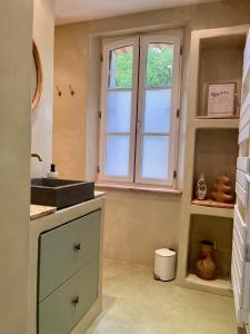 una cocina con fregadero y ventana en A l'Orée des Bois, calme et nature, en Villefranche-Sur-Cher