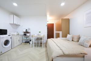 Η κουζίνα ή μικρή κουζίνα στο 4 guests condo near Impact, Wi-Fi & washer C5
