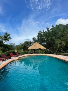 Πισίνα στο ή κοντά στο The Cliff and River Jungle Resort ภูผาและลำธารรีสอร์ท