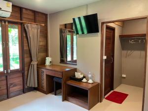 Μια τηλεόραση ή/και κέντρο ψυχαγωγίας στο The Cliff and River Jungle Resort ภูผาและลำธารรีสอร์ท