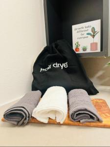 ロサンゼルスにあるChic Hollywood Dream Large Studioのタオル3枚とバッグが付いたタオル掛け +13枚の写真