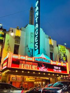 ロサンゼルスにあるChic Hollywood Dream Large Studioの劇場の前に車が駐車されている