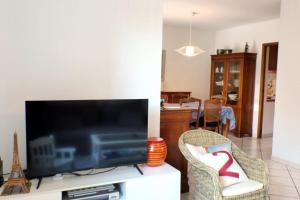 Televisyen dan/atau pusat hiburan di T5 house with Wifi - garden and terrace