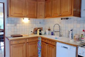 Dapur atau dapur kecil di T5 house with Wifi - garden and terrace