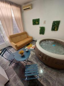 Una bañera grande en una sala de estar con un sofá. en Cista DESETKA 1, en Požarevac