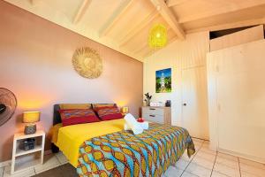 Una cama o camas en una habitación de TAHITI Punaauia - Studio Tamanu Bien-Etre, Piscine, Plage 5mn, TV, Wifi 46 fotos más