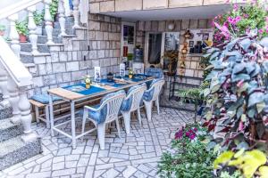 una pintura de una mesa y sillas en un patio en Hostel Mirror, en Mostar