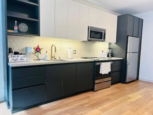 ロサンゼルスにあるChic Hollywood Dream Large Studioのシンクと冷蔵庫付きのキッチン