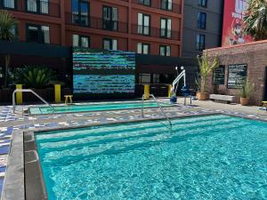 ロサンゼルスにあるChic Hollywood Dream Large Studioの大画面スイミングプール