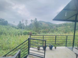 エッラにあるElla Grand Cabinの野原の景色を望むバルコニー +15枚の写真