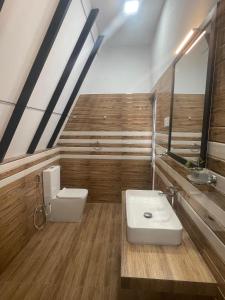 Koupelna v ubytování Ella Grand Cabin