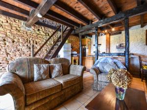 Fotografie z fotogalerie ubytování Holiday Home in Teilhet near Chateau Rocher v destinaci Teilhet