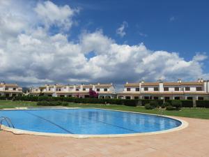 una piscina frente a un gran edificio en La Platera Villas, en L'Estartit