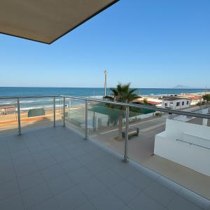 a balcony with a view of the ocean at Sol, Mar y Terraza XXL frente a la playa in Daimuz
