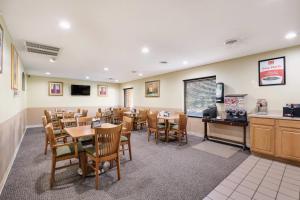 a dining room with tables and chairs in a restaurant at Econo Lodge Inn & Suites Knoxville East in Knoxville