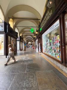 a child walking through an arcade in a shopping mall at RoomsCarloFeliceStation in Turin +14 photos