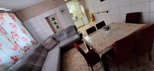 Χώρος καθιστικού στο Apartman DAMJAN