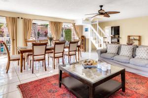 フォート・ローダーデールにあるWalk To Beach Waterfront Heated Pool Pelican Key RESIDENCESのソファとテーブルのあるリビングルーム
