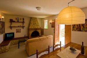 Una sala de estar con un sofá y una chimenea. en Casaletto, en Casaprota