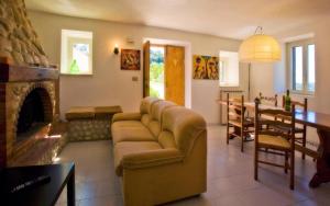 Una sala de estar con un sofá y una chimenea. en Casaletto, en Casaprota
