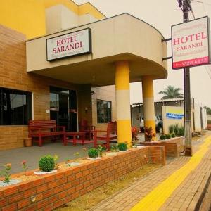 un puesto hotelero con un cartel delante en Hotel Sarandi, en Foz do Iguaçu