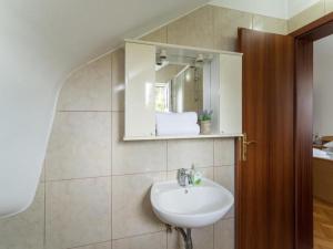 un bagno con lavandino e specchio di Apartment Marcela - Deluxe Two Bedroom Apartment with Terrace and Sea View a Sutivan (San Giovanni di Brazza) Altre 14 foto