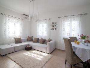 un soggiorno bianco con un divano e un tavolo di Apartment Marcela - Deluxe Two Bedroom Apartment with Terrace and Sea View a Sutivan (San Giovanni di Brazza)