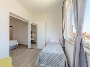 una camera da letto con un letto e un grande specchio di Apartment Marcela - Deluxe Two Bedroom Apartment with Terrace and Sea View a Sutivan (San Giovanni di Brazza)