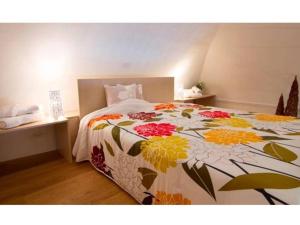 um quarto com uma cama com colcha floral em B&B Fighera em Gravina in Puglia