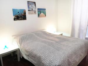トリノにあるSanta Teresaのベッドルーム1室(ベッド1台付)が備わります。壁に3枚の写真が飾られています。