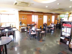 Reštaurácia alebo iné gastronomické zariadenie v ubytovaní Green Hotel Omagari