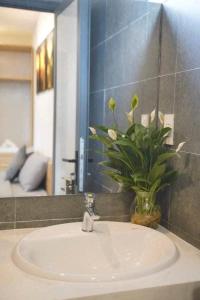 Ένα μπάνιο στο New Happy House Homestay's My Khe Beach with 4BR +34 φωτογραφίες