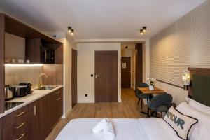 a hotel room with a bed and a kitchen at Sol St Mande - 2 pers PMR - 30 in Saint-Mandé