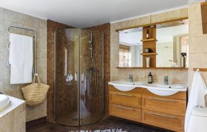 Et badeværelse på Vallevägen Country Retreat - Private Pond, Fireplace & Nature