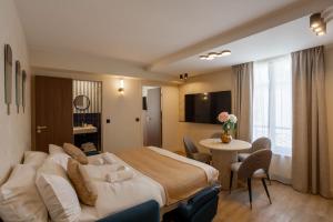 a hotel room with a bed and a table at Sol St Mande - 4 pers- 31 in Saint-Mandé +21 photos