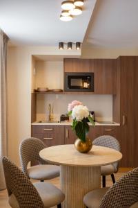 a room with a table with a vase of flowers on it at Sol St Mande - 4 pers- 31 in Saint-Mandé