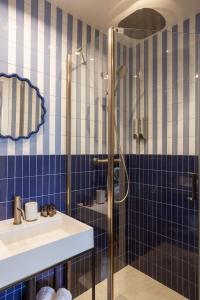 a bathroom with a sink and a shower at Sol St Mande - 2 pers- 32 in Saint-Mandé